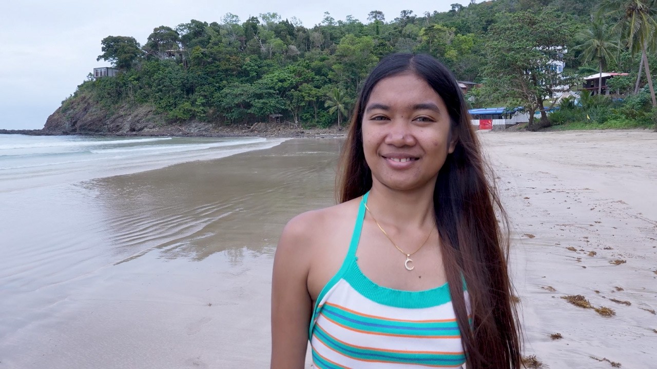 ASMR Beach Walk with Young Girl | Serene Ocean Waves on Sandy Shore