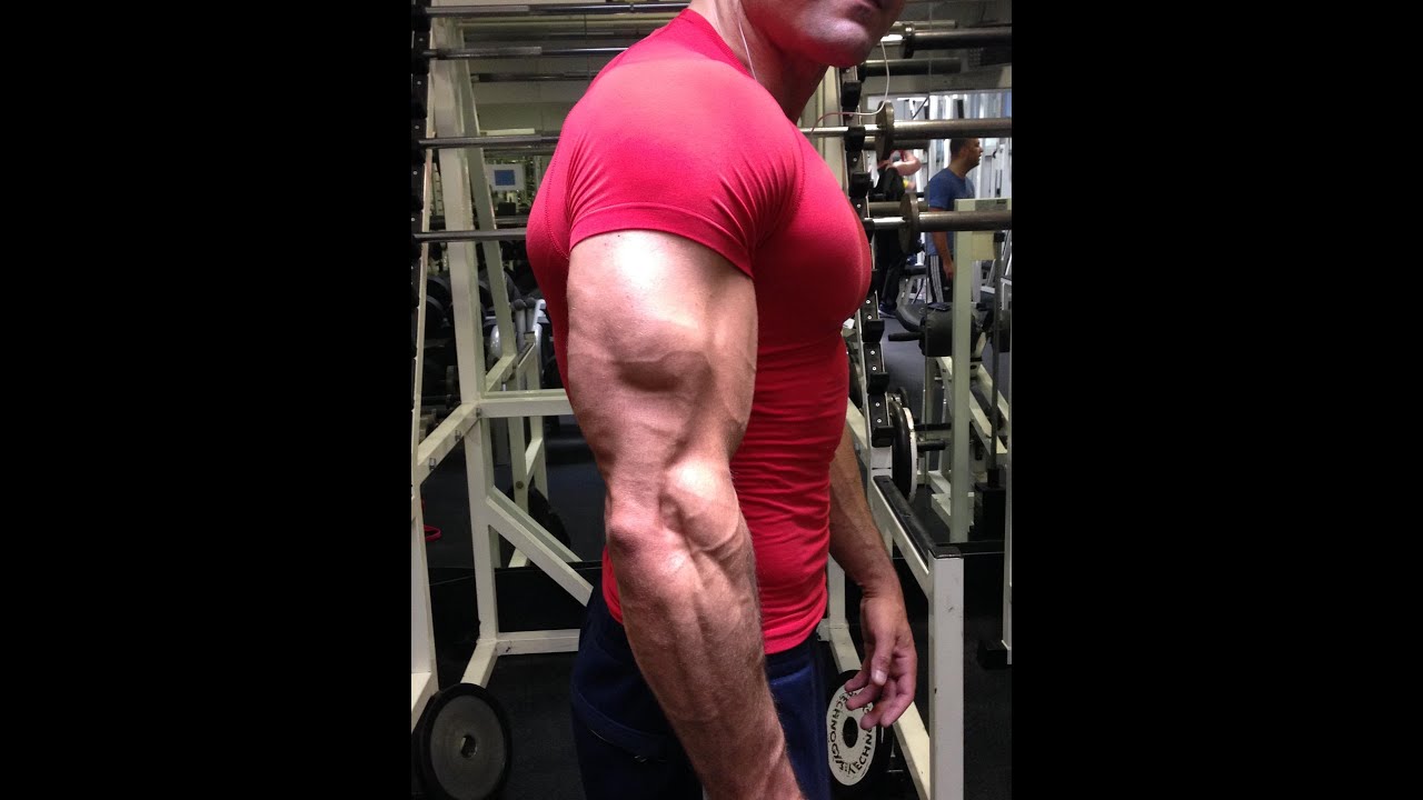 Des triceps massifs avec le développé couché prise serrée.