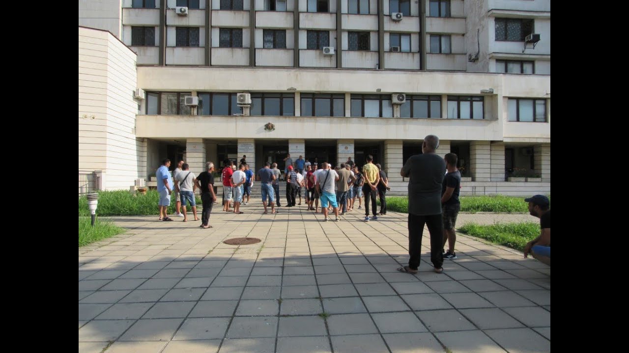 Протест заради стрелба събра роми пред полицията в Русе