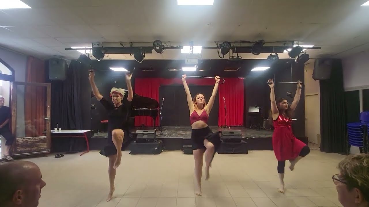Christina Aguilera - Show Me How You're Burlesque - Danse Cabaret (FTV)
