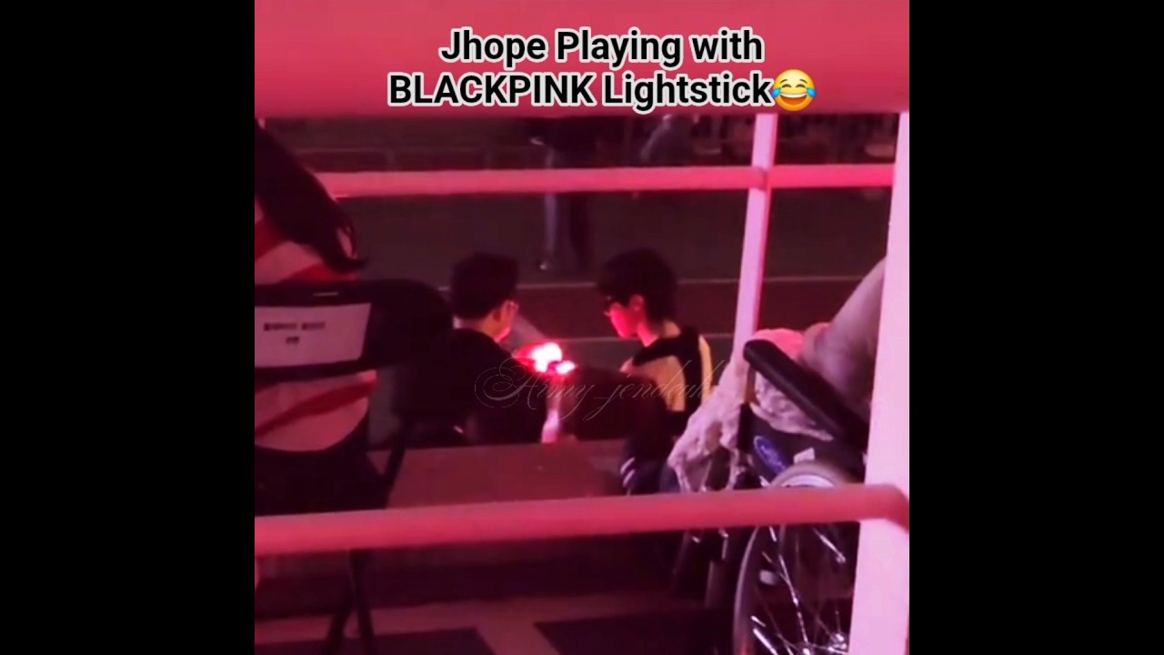 Jhope Playing with BLACKPINK&rsquo;s lightstick 🤣 #jhope #blackpink #bbyongbong #shortvideo #250706