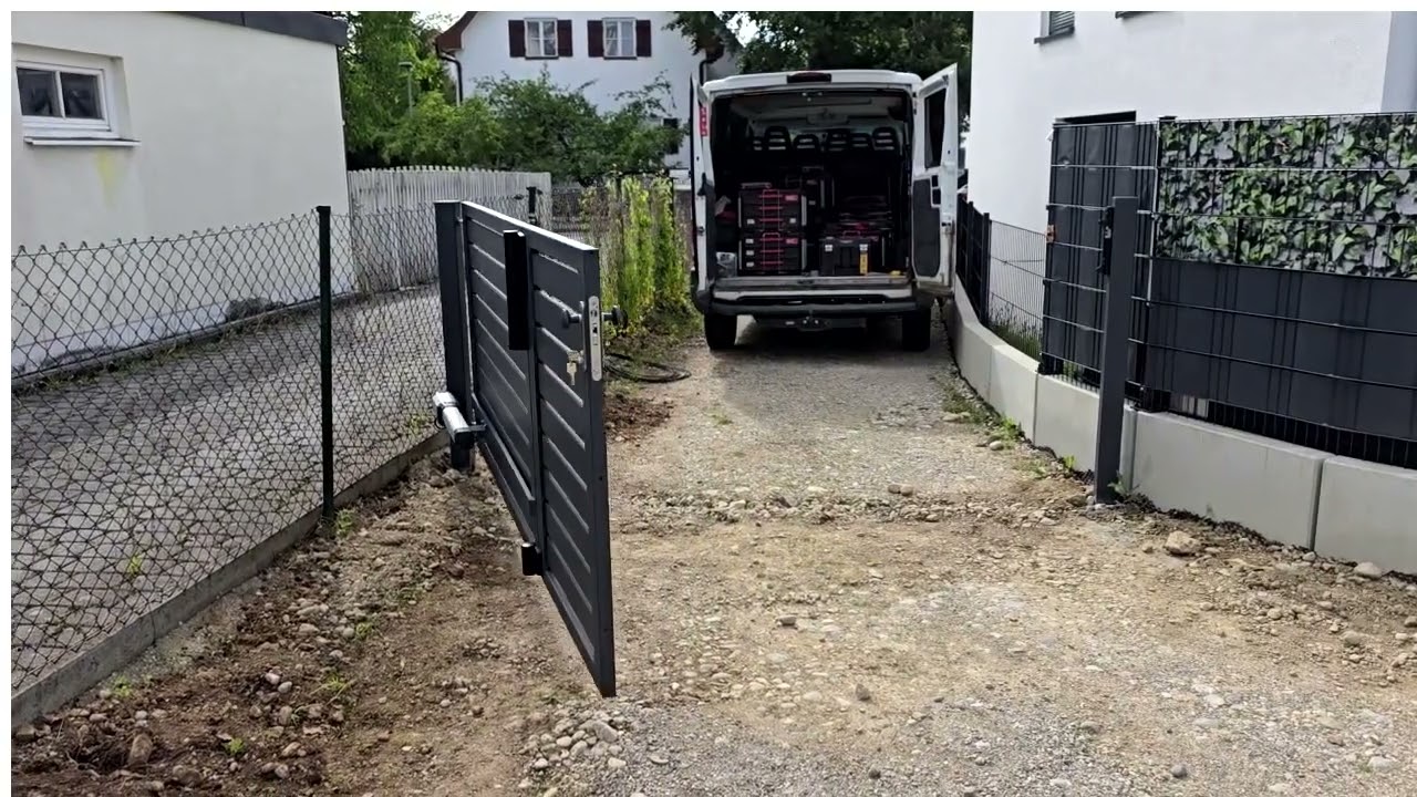 Modernes Fl&uuml;geltor, Drehtor mit Integrierter Pforte mit Antrieb, www q zaune de