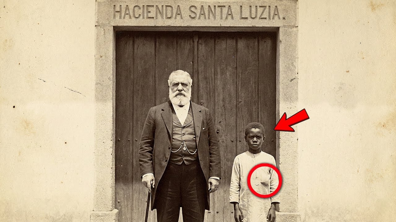Un zoom reveló lo que el niño esclavo escondía bajo su ropa y cambió el sentido de esta foto