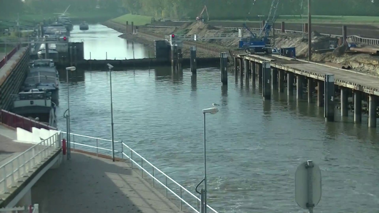 Timelapse van de voorsluis sluis Eefde tijdens een late dienst.