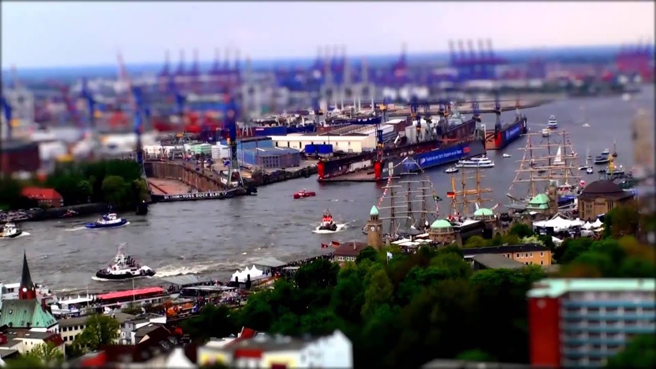 Hamburg von oben Hafengeburtstag Schlepperballett  - Miniaturlandschaft / Tilt-Shift