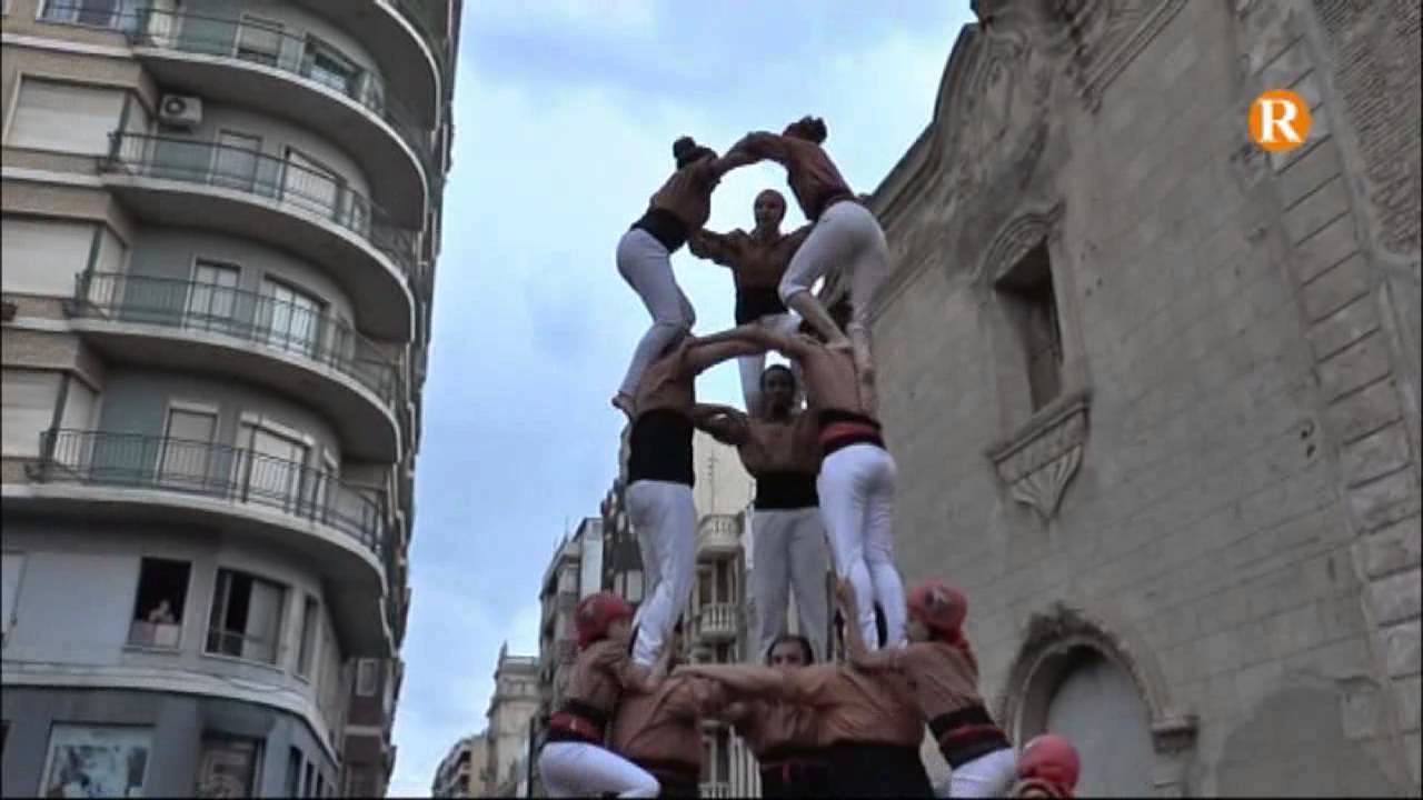 Les Torres humanes transformaren la plaça d’Algemesí