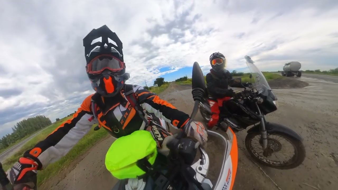 A la Costa, Pinamar en KTM 890 Adv R y Honda Falcon