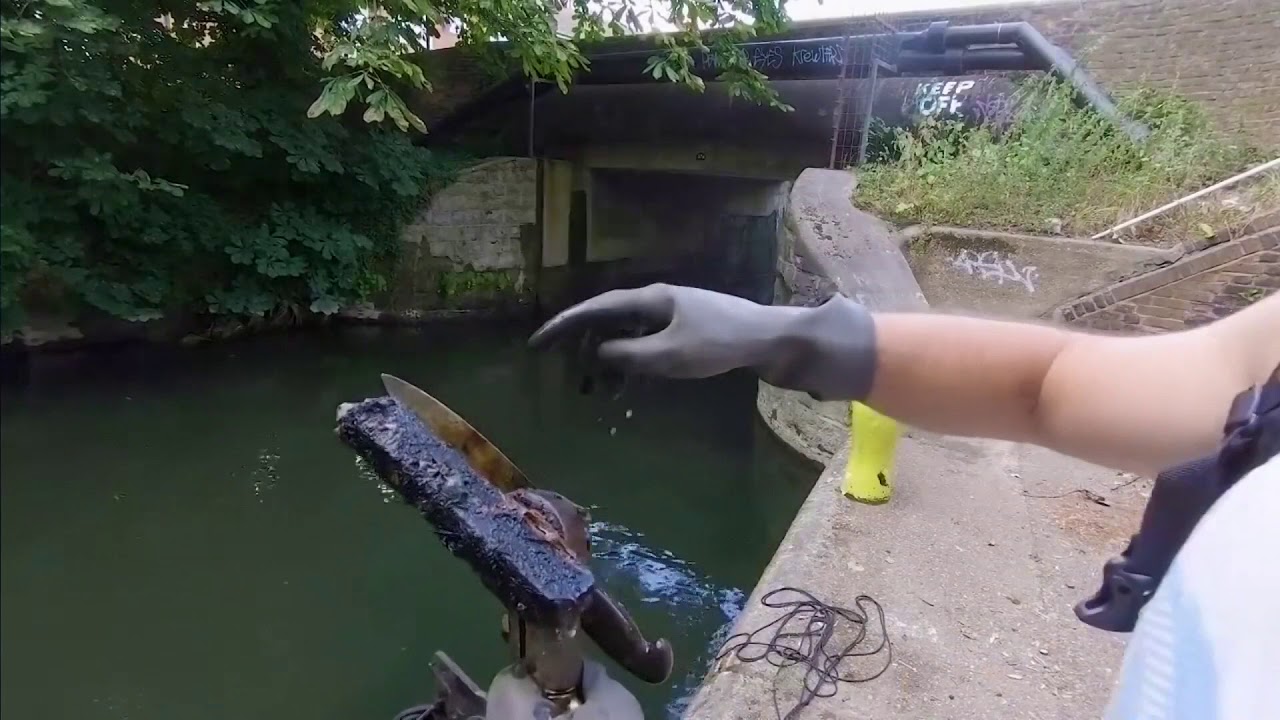 Magnet fishing (weapons galore) (UK) - ITV London News - August 2018