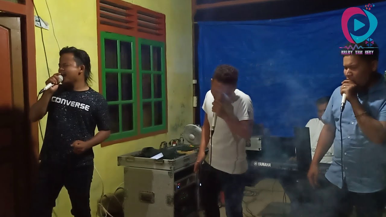 Arosa trio..gila,tinggi benar suaranyh!.(didoit paccat).sangat ngeri pemain keyboardnyh