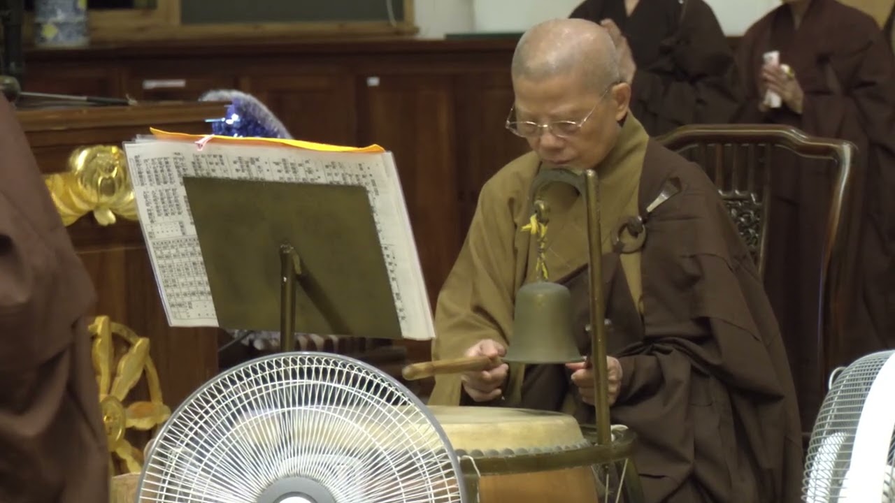 2025佛頂山淨願寺女眾三壇大戒_開堂和尚尼 上修下熏大師父 親自上場打寶鐘鼓