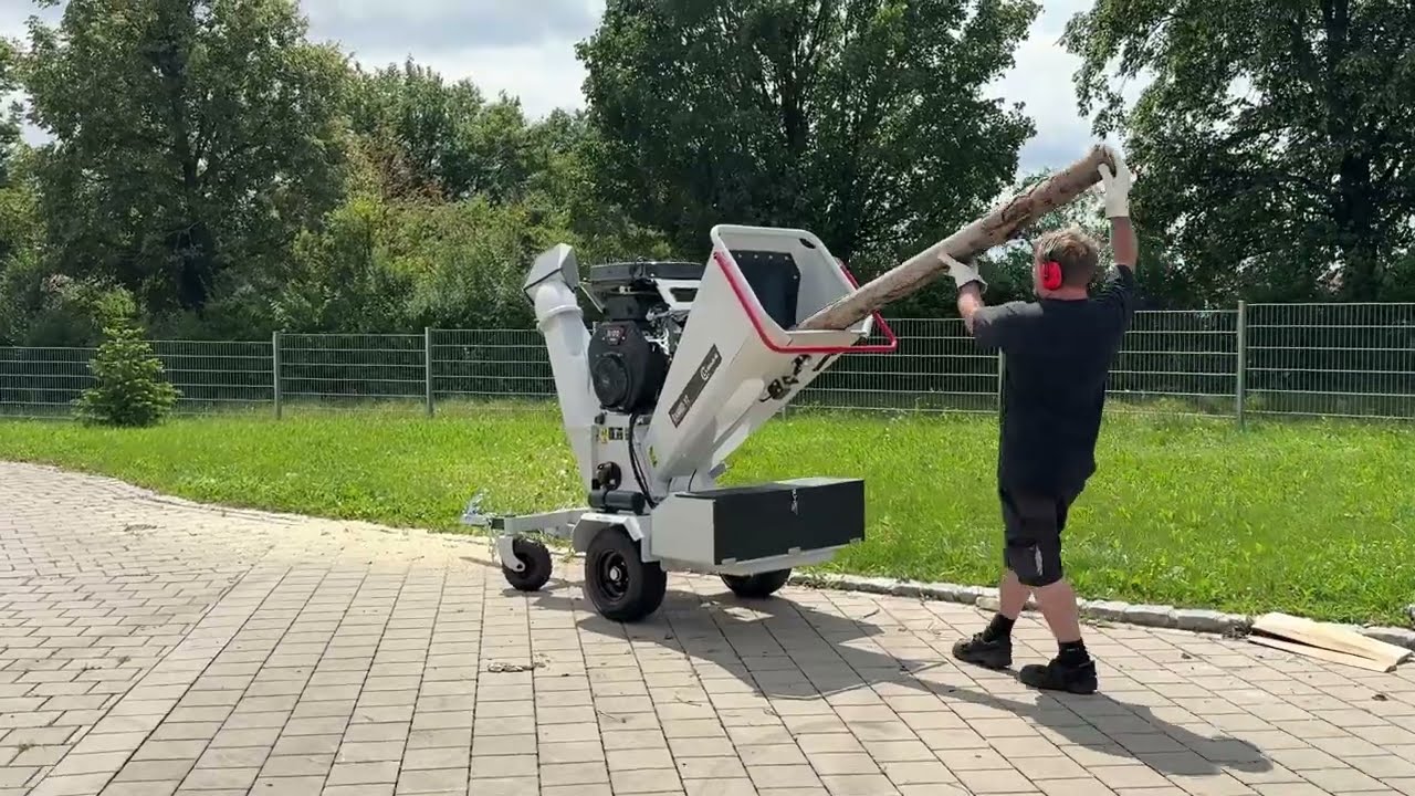 🌳 Unser Kraftpaket: Der LUMAG-Häcksler RAMBO-V2 mit kraftvollem 2-Zylinder-Benzin-Motor!