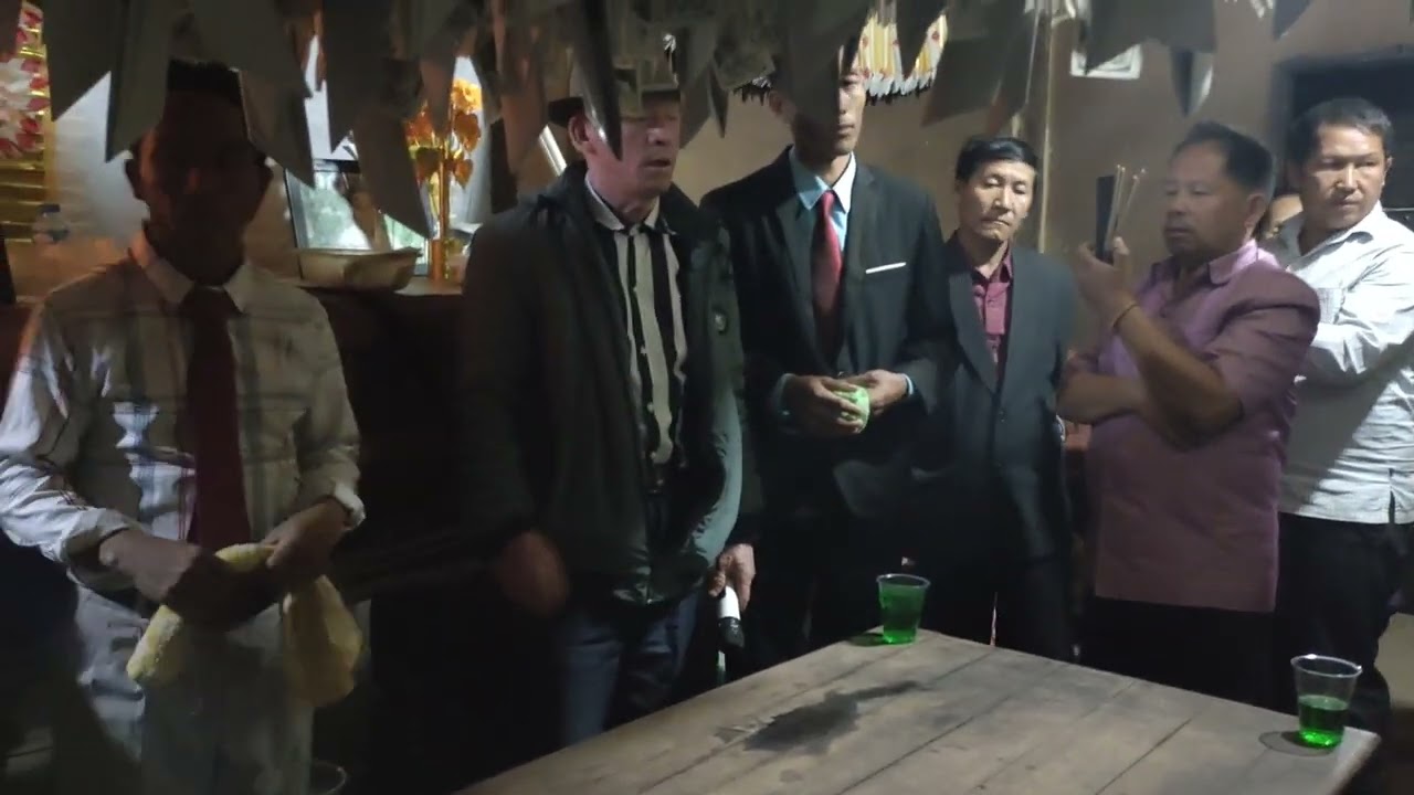 txiv Xaiv tuam rooj nkaug cwj