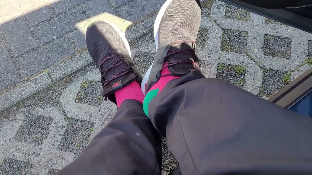Auf rosa Socken draußen laufen