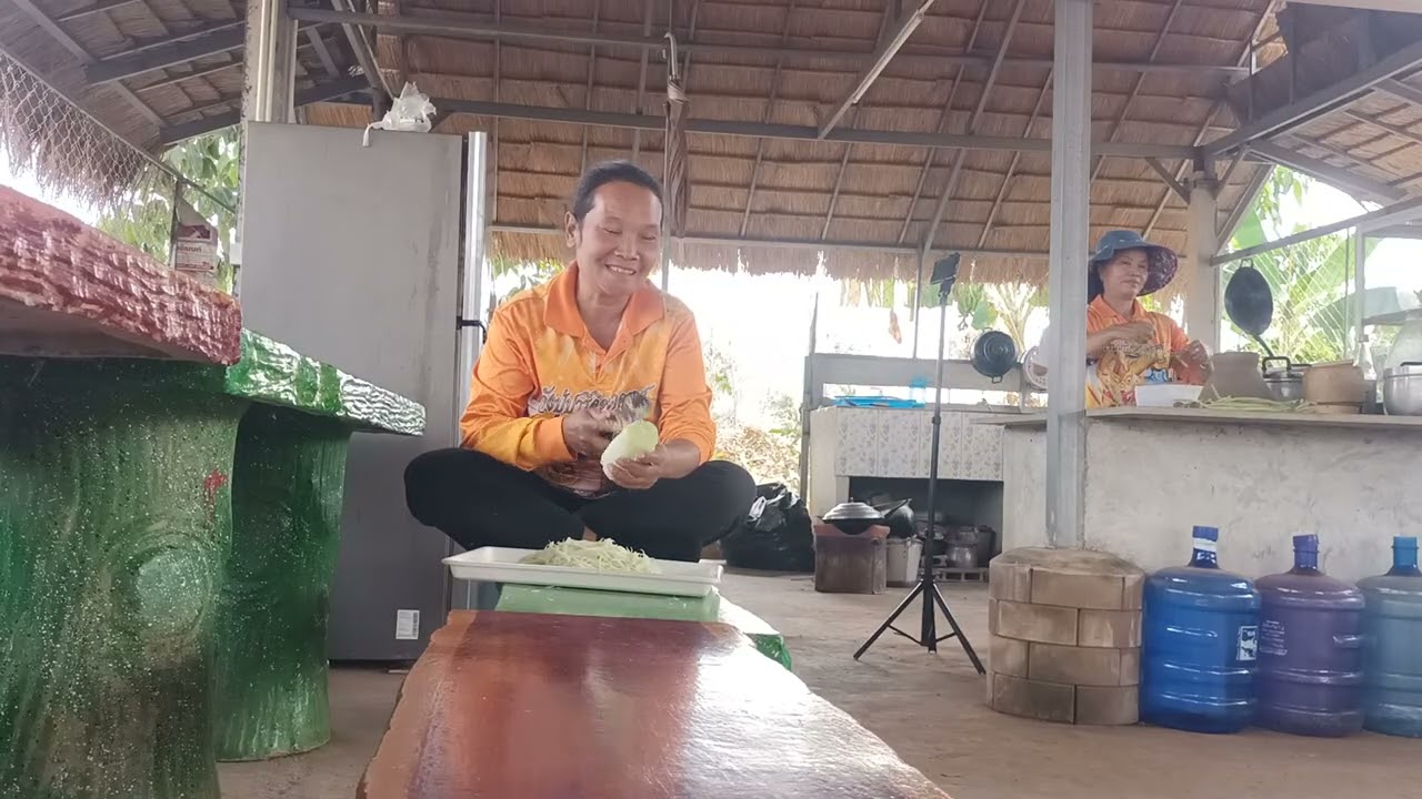 เตรียมเมนูเที่ยงรอเพื่อนๆ!!น้องไพลินอยากกินตำแซบกับสว