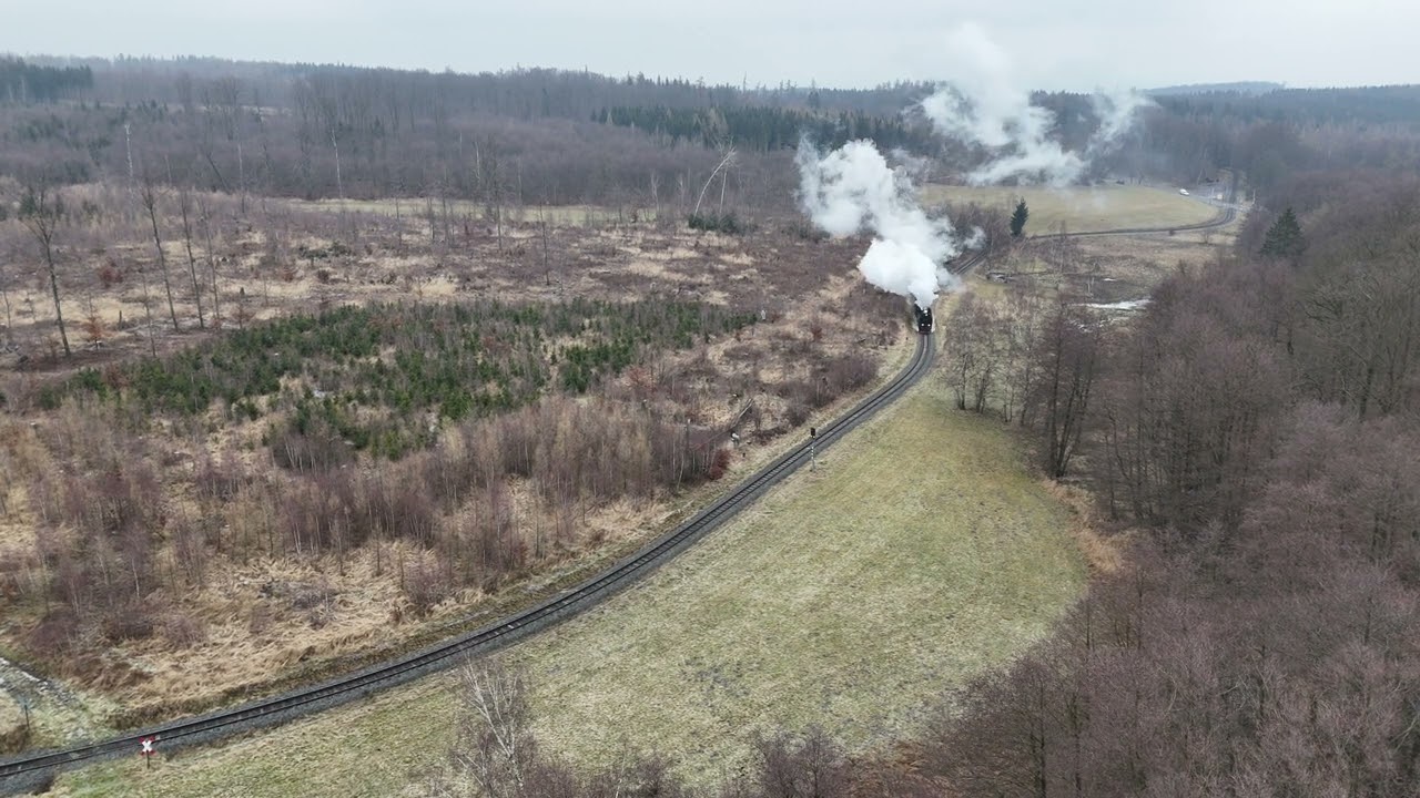 Dampflok der Selketalbahn bei Sternhaus-Haferfeld aus der Vogelperspektive