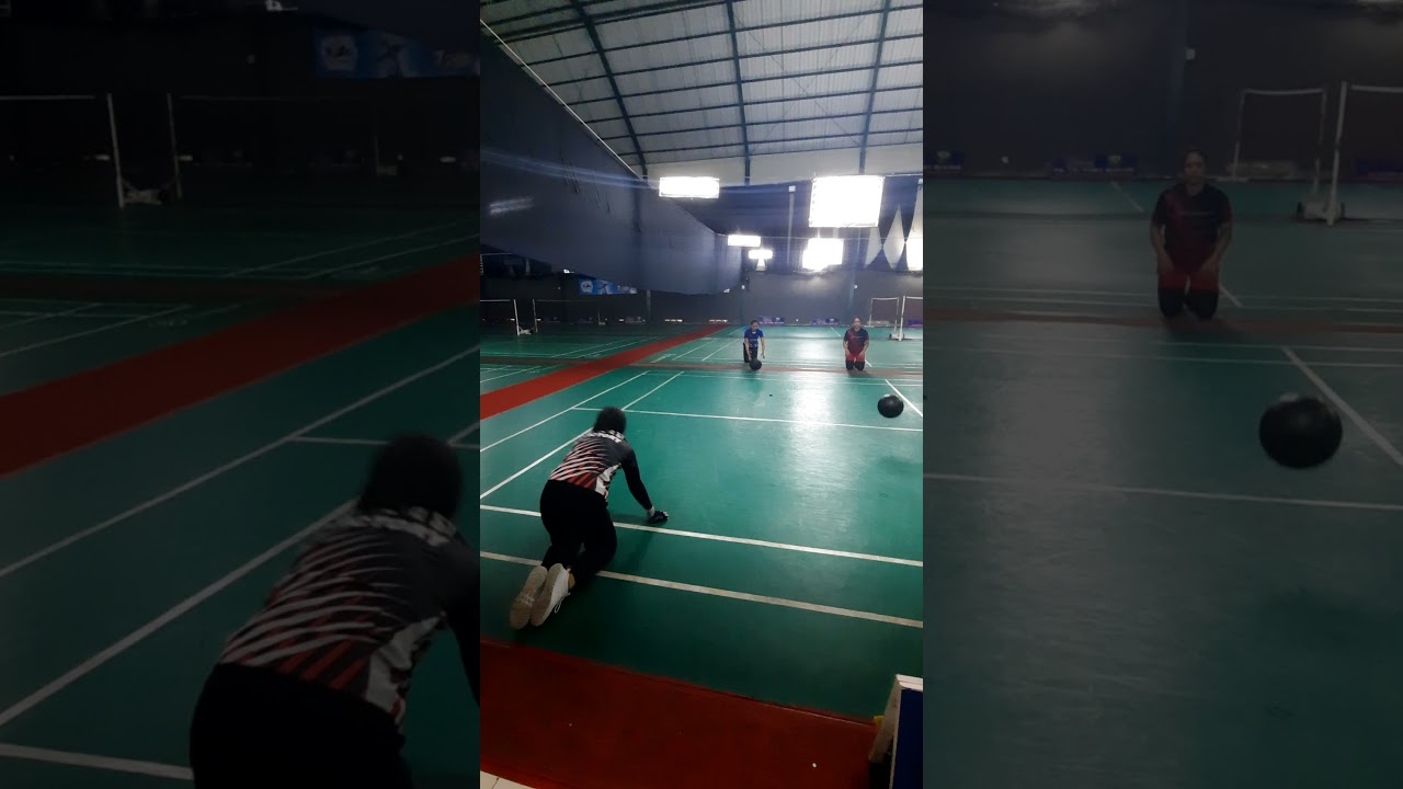 Berlatih medicine ball untuk meningkatkan kemampuan power dan serabut otot lengan.