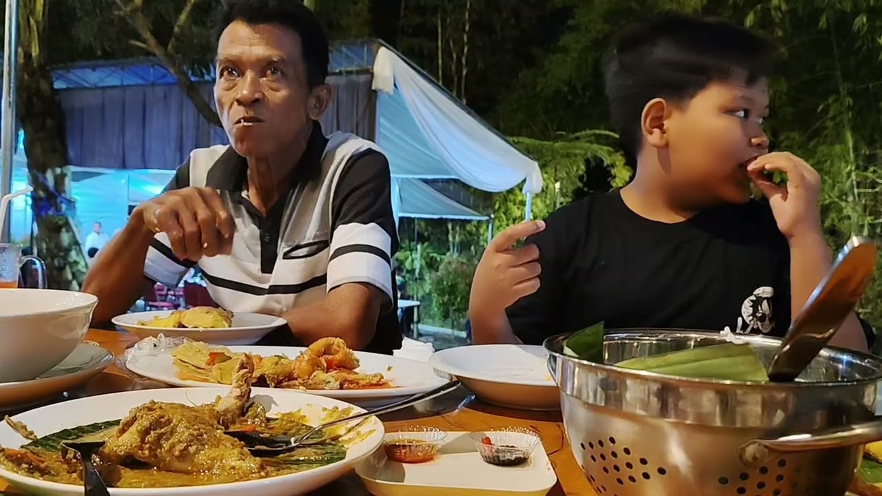 Zayn belajar makan sendiri 😂🤣