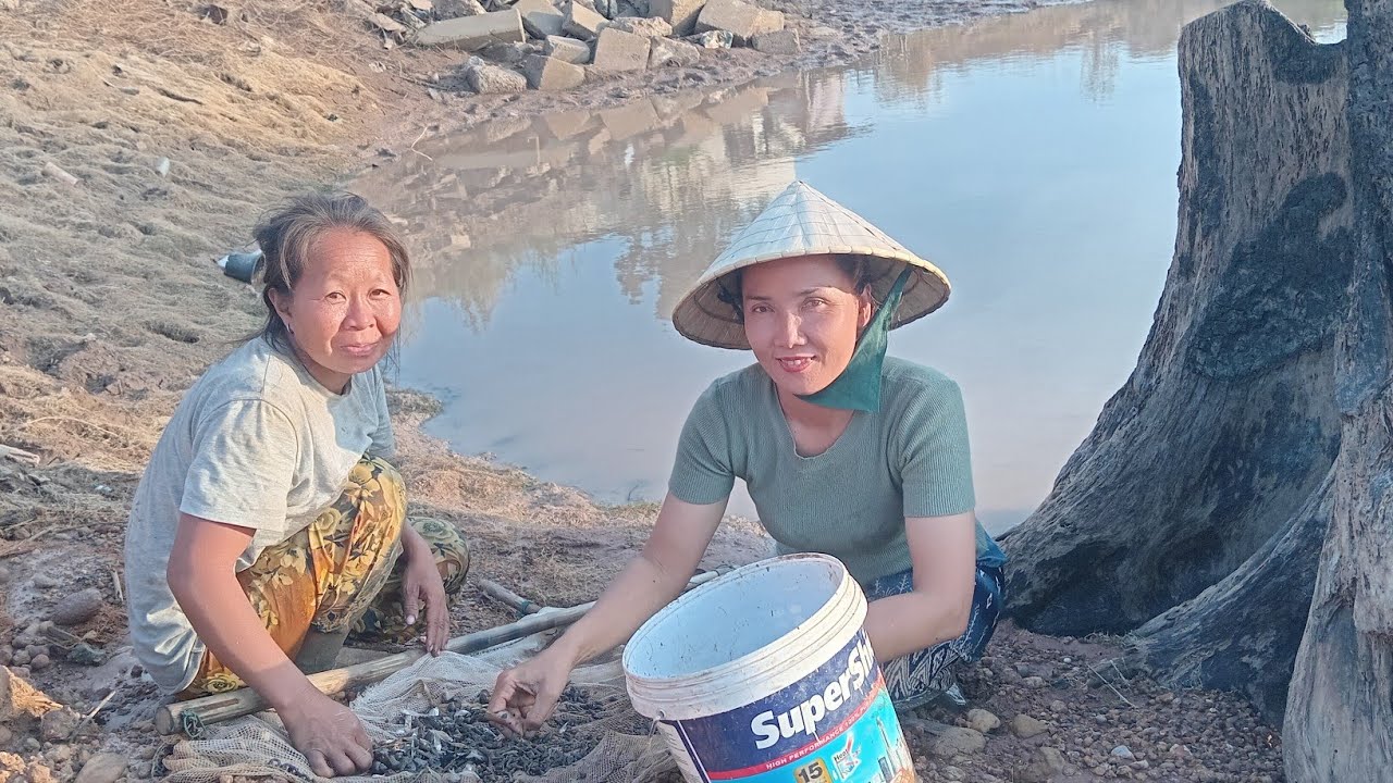 แม่น้องโตโน้ส้อนกุ้งกับสาวน้อยพอกินตอนเย็นแบ่งให้แม่เฒ่าคำกินกับครอบครัว