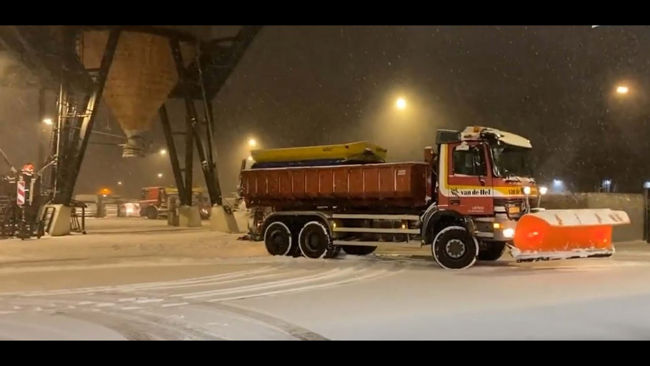 Sneeuwschuiven in Apeldoorn