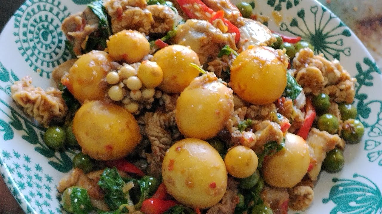 พวงไข่ผัดพริกแกงค่ะ