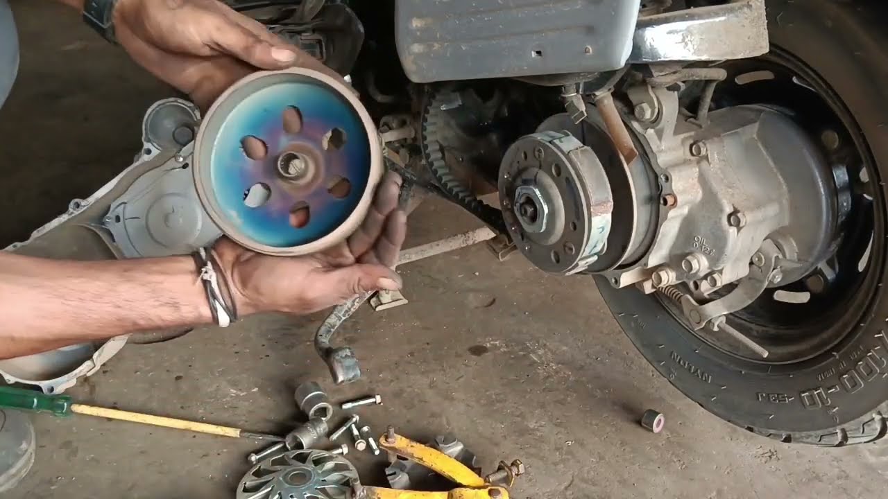 Activa 5G clutch roller change and clutch servicing !!एक्टिवा 5G कलर्स रोलर बुरी तरीके से खराब