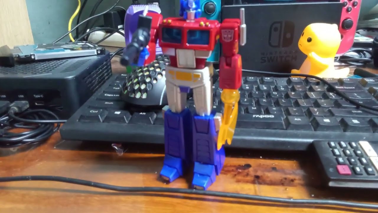 My first stop motion with the AAE Optimus prime and starscream! :D