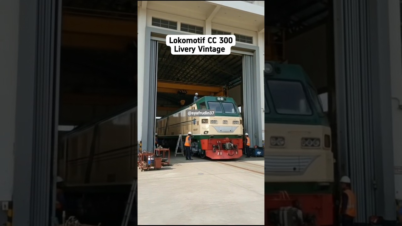 Lokomotif CC 300 Livery Vintage Keluar dari Dipo#KAI#kereta mania#shorts#video shorts
