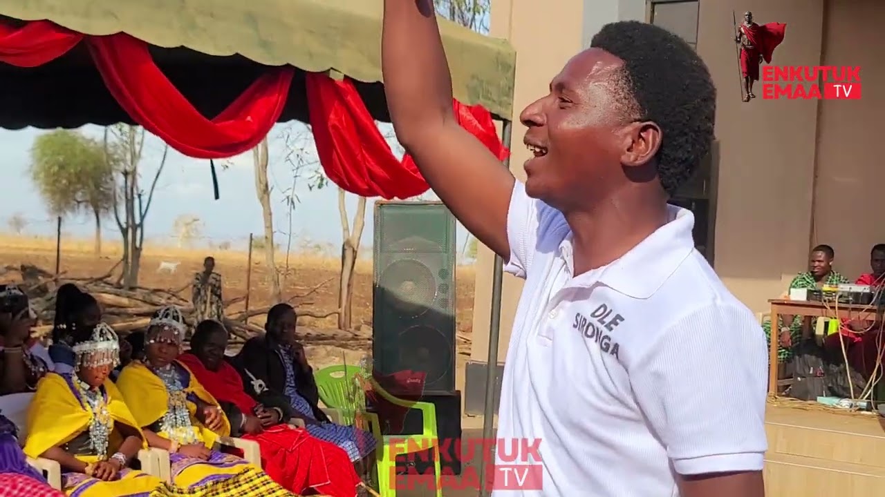 Daudi ole sironga akiimba live kwenye uzinduzi wa album wa Lazaro Noah moita