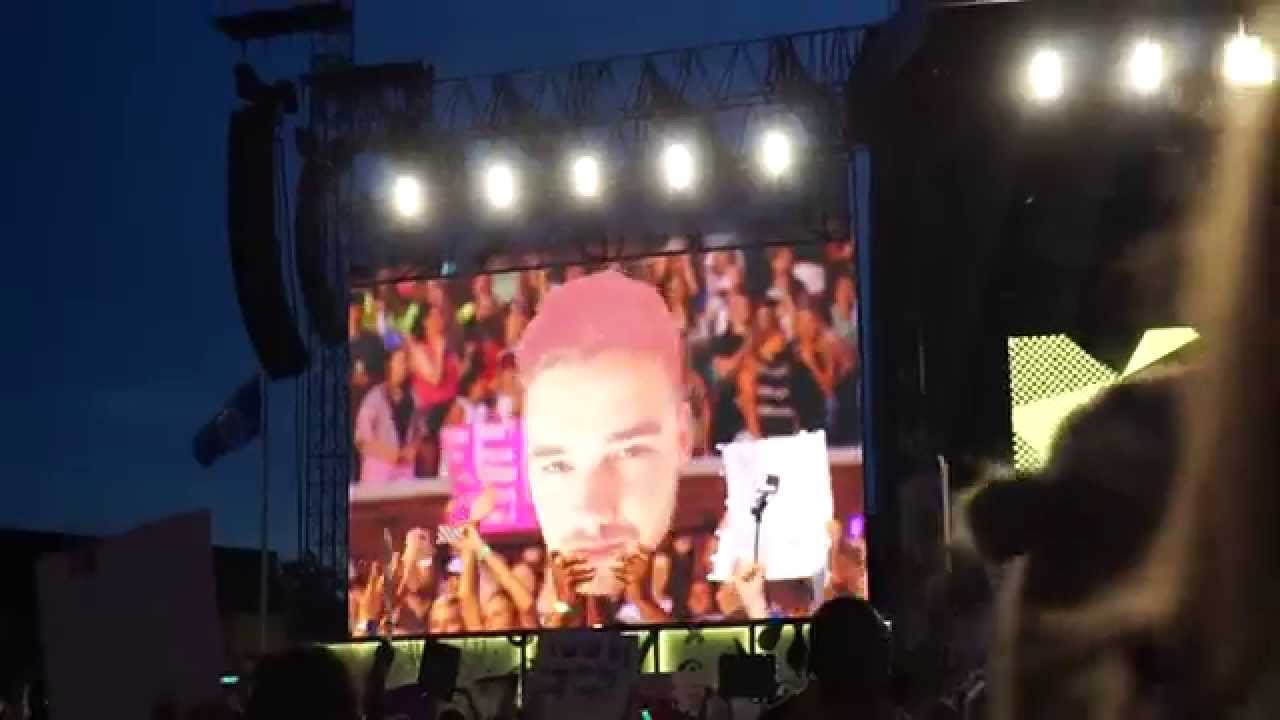 Fireproof + Liam reading signs - One Direction - OTRA Minneapolis