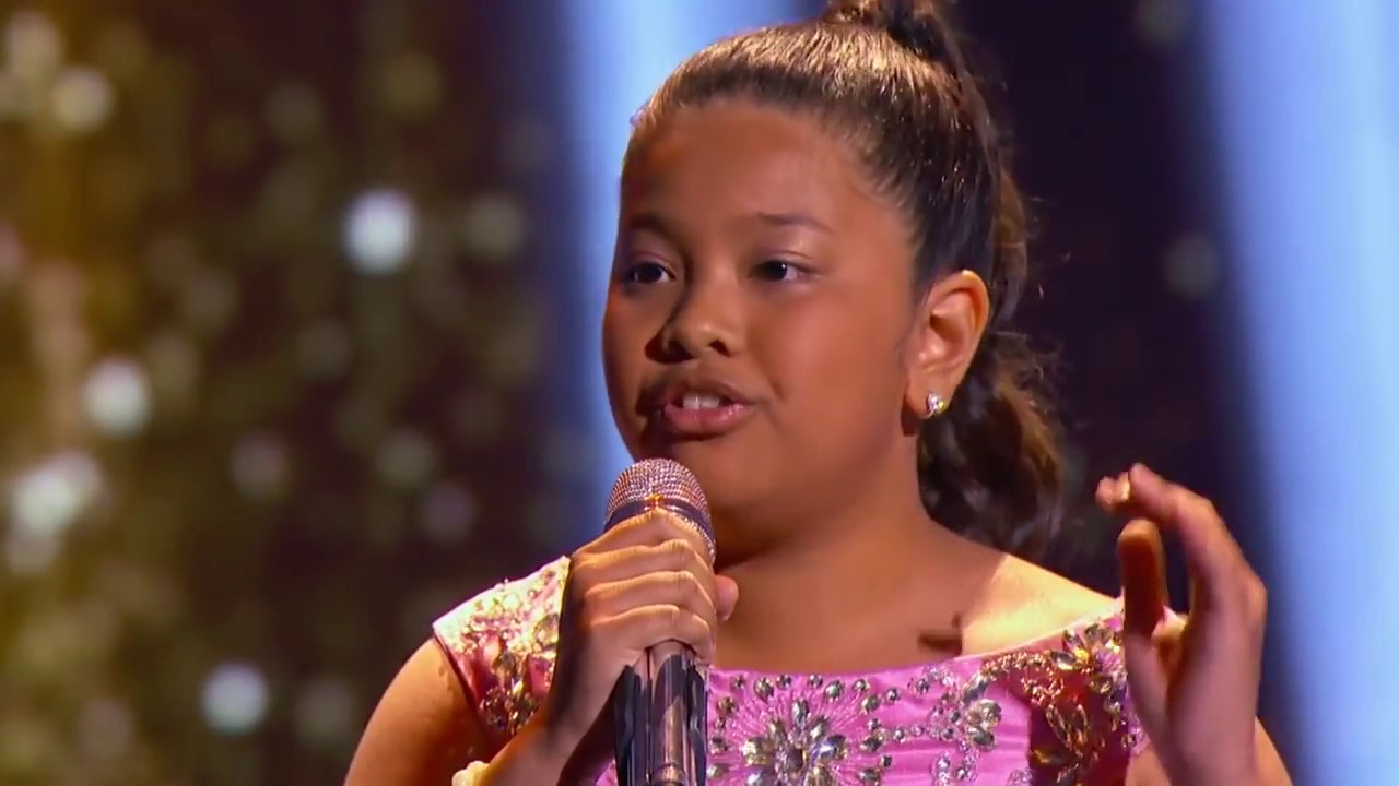 Menina filipina impressiona cantando 