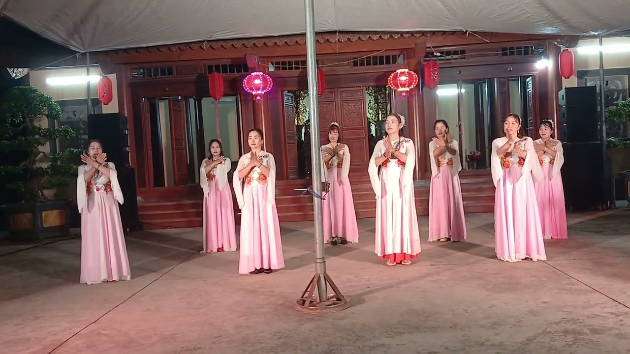 Câu Lạc Bộ Tình Bạn cúng dường tại   đình làng thôn Bá Nha xã Hà Đông thành phố Hải Phòng .