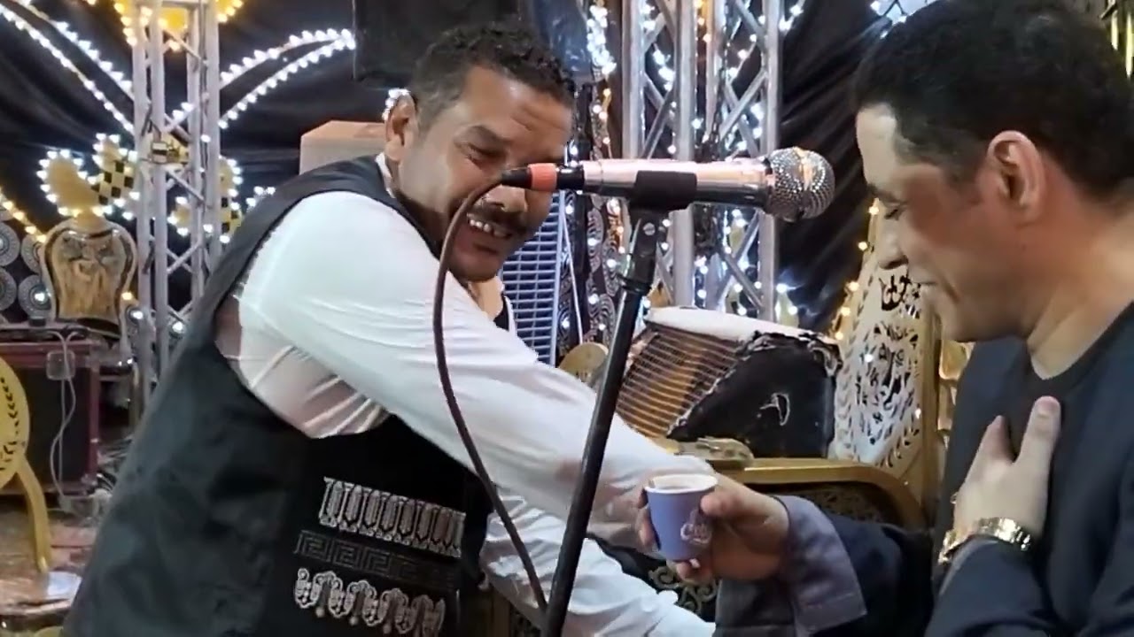 شاهد ماذا فعل صاحب البوفيه عند سماع الإبداع للشيخ احمد كمال العيسوى