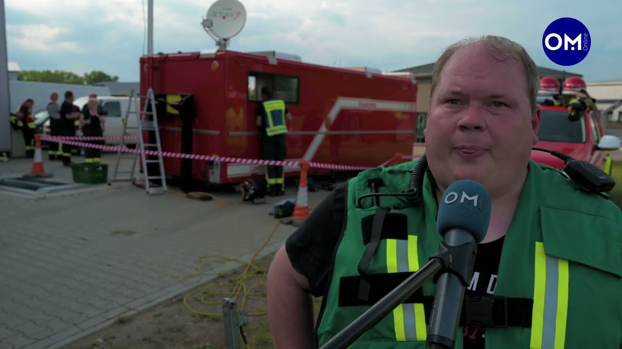 Großalarm bei Firma in Harme: Hallen und Tausende Paletten brennen