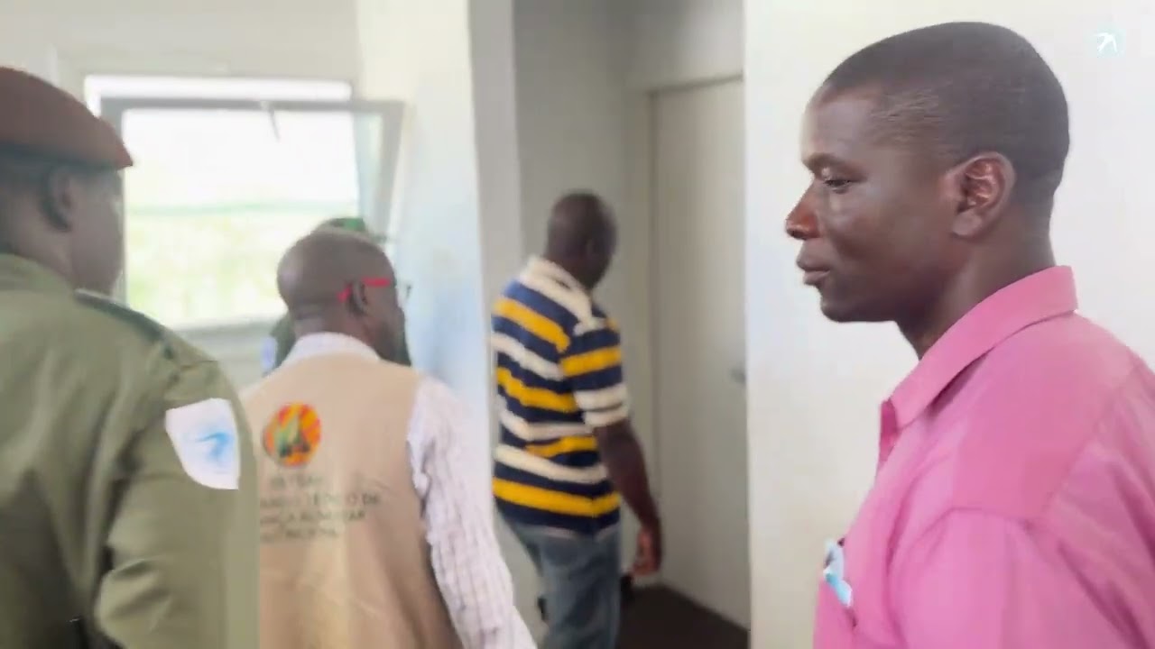 Secretário de Estado em Manica, Lourenço Lindonde visita o Parque Nacional de Chimanimani