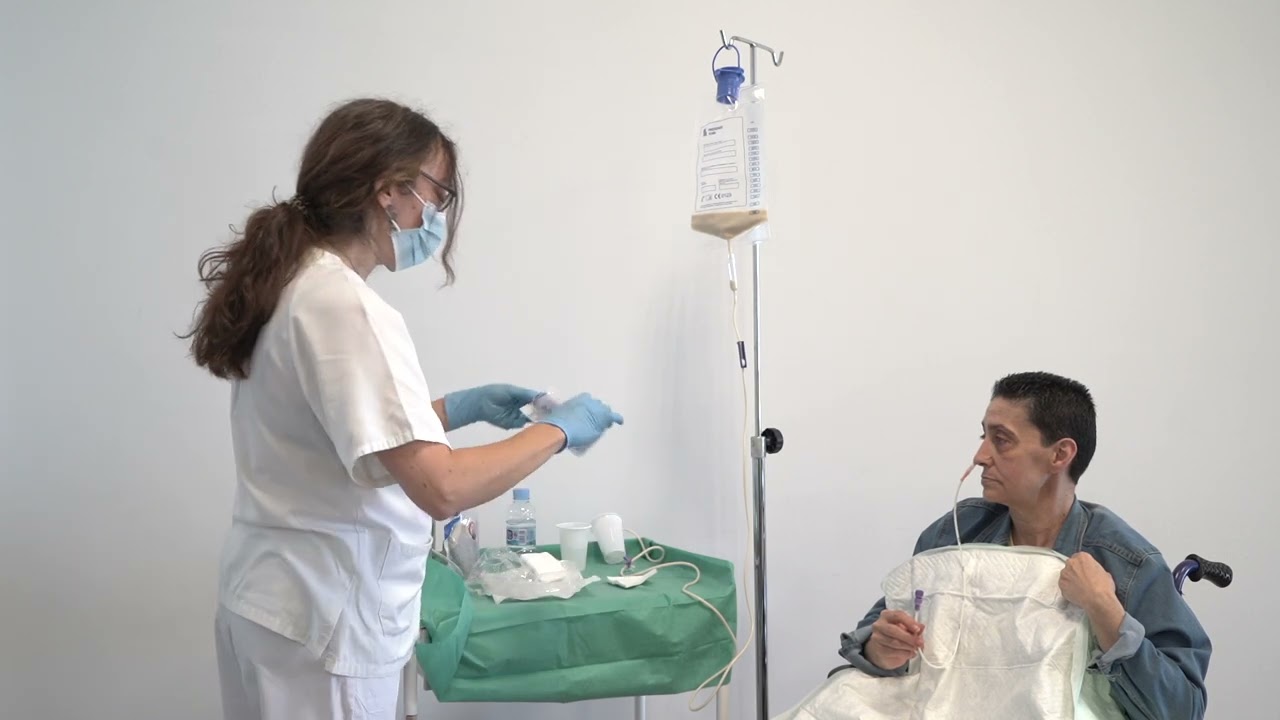 Administración de nutrición enteral mediante sistema de gravedad.