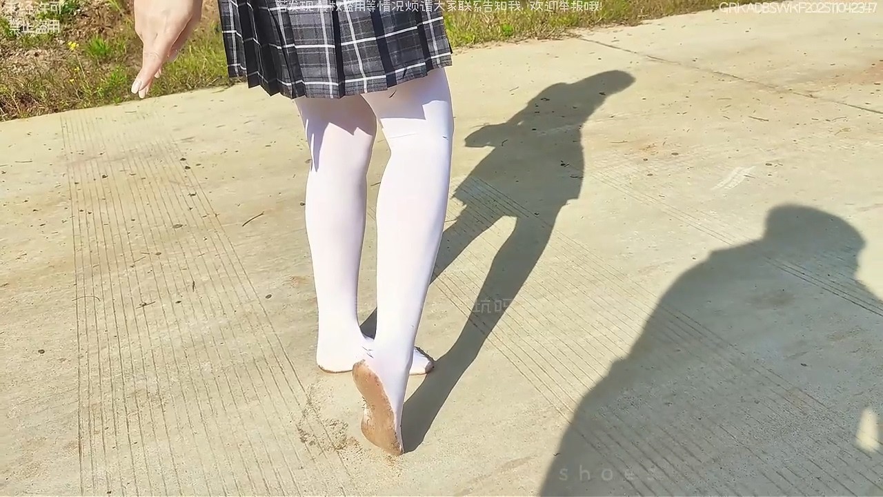 Walking in the forest wearing white stockings(NE)(Full video 23m30s)