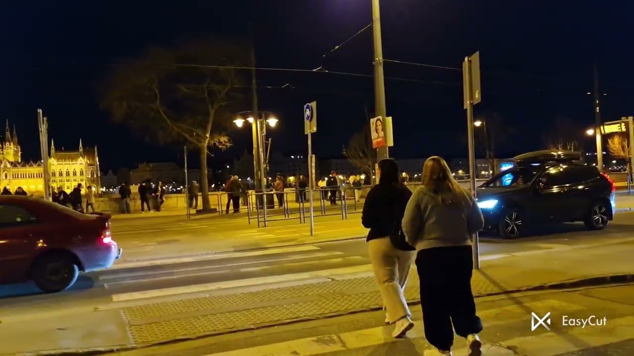 Budapest Batthyány tér Parlament esti kivilágításban