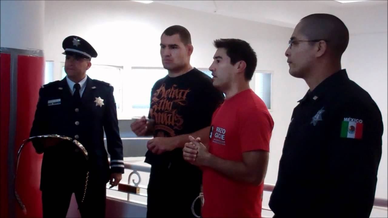 Cain Velasquez con la Policia Federal Mexicana