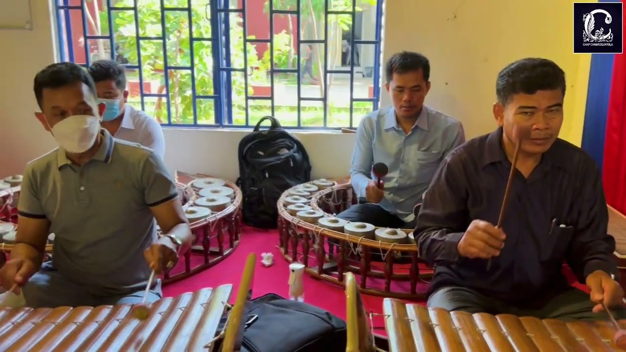 ក្បាច់មូលដ្ឋានរបស់របាំបុរាណខ្មែរ​ នៅសាលាមធ្យមវិចិត្រសិល្ប: