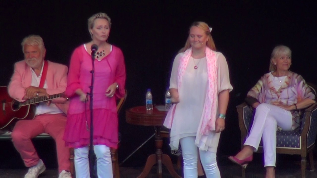 Marie Kühler och Amanda Flack ( Från stjärnkväll på slottet 2013 )