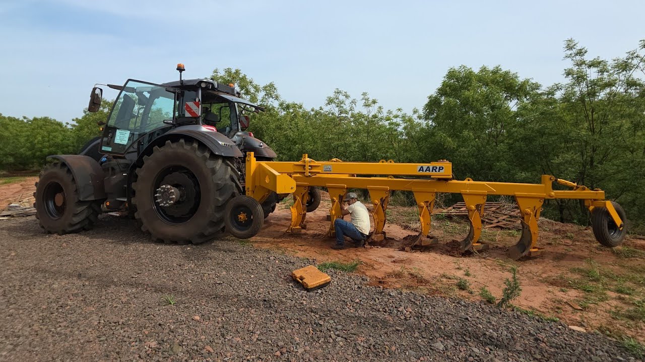 ENGATAMOS O ARADO DE 6 BACIAS NO Q305 VALTRA || BORA PRA ÁREA DE PRÉ-SECADO
