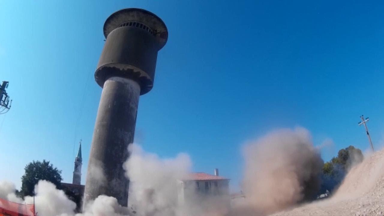 Bovolenta, la torre dell'acquedotto si sbriciola con la dinamite
