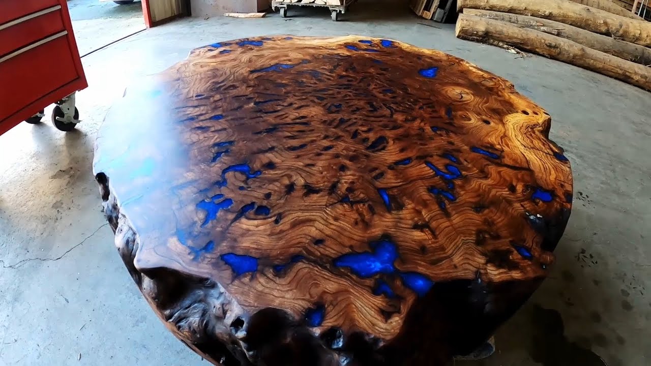 Elms burl coffee table & blue metal epoxy / Table basse loupe d'Orme & résine bleu métallique