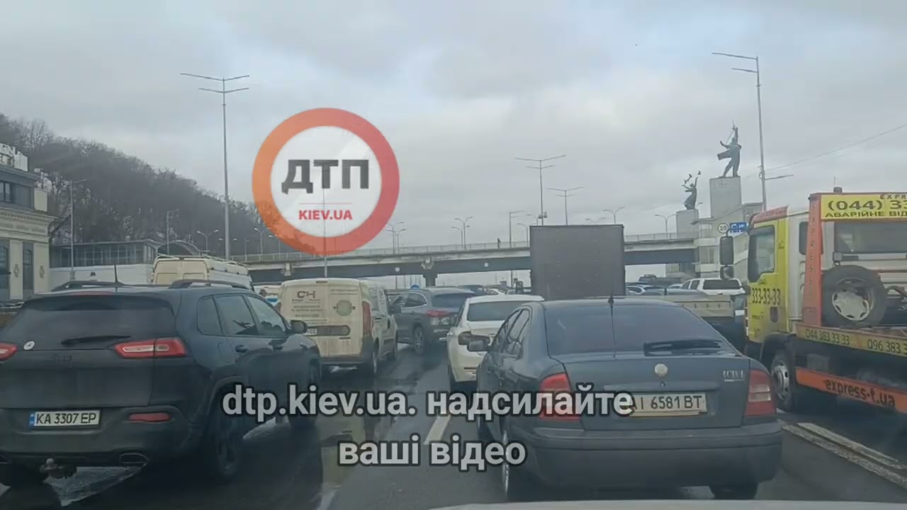 Шановні друзі зверніть увагу на потужний корок через перекриття дороги в Києві в центр на набережній