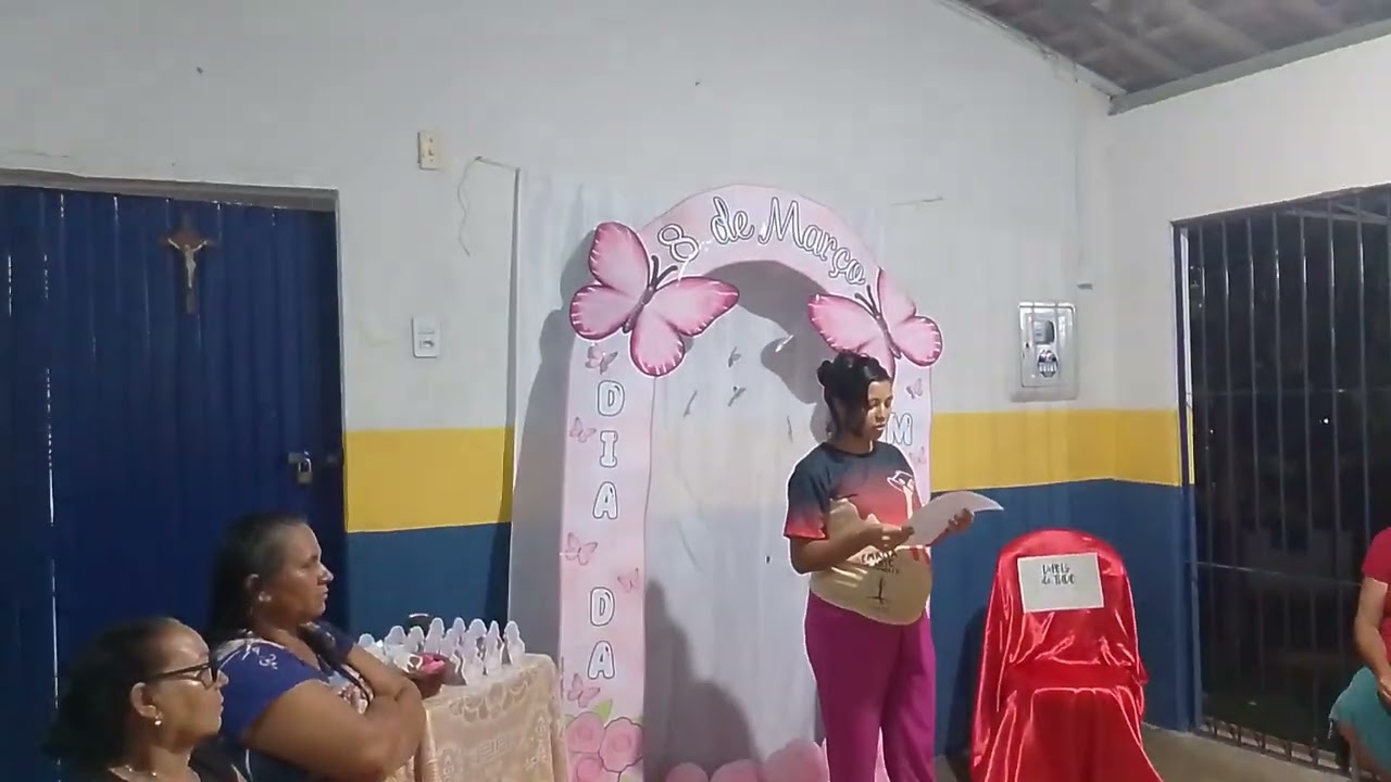 Professora Angela omenagiando às mulheres na escola onde tia estuda 