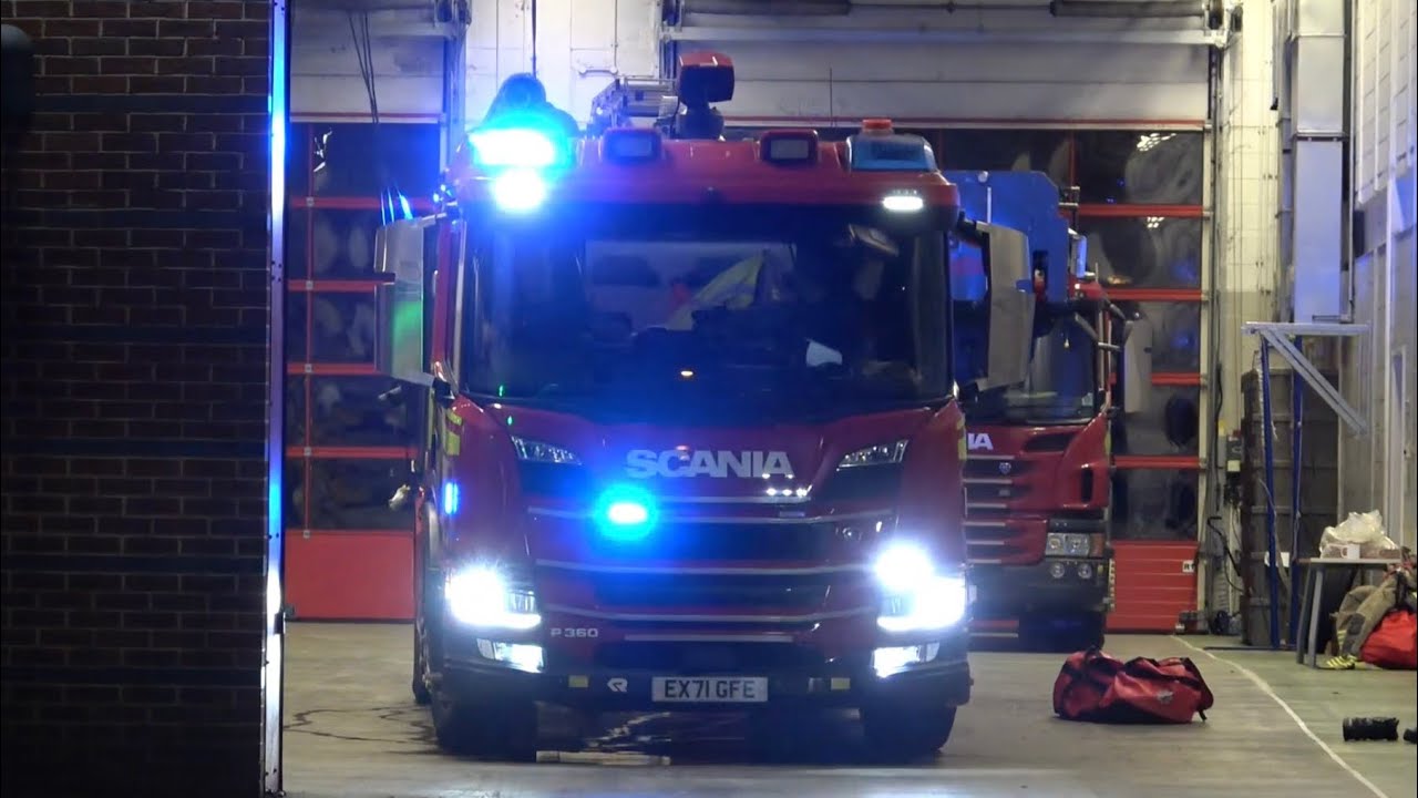Surrey Fire & Rescue Service, S22P1 (Guildford) Rosenbaur AT Pump, turning out to a residential AFA.