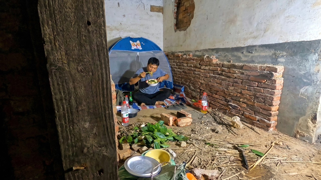 天黑前极限寻找庇护所！入住荒野废弃房露营，深夜爆炒野菜东莞米粉太香了