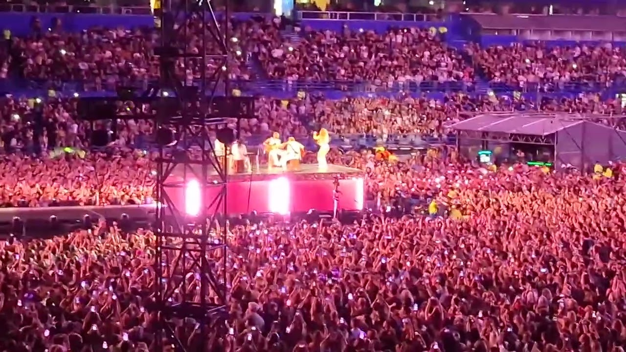 SHAKIRA. DIAS DE ENERO. TOUR LAS MUJERES YA NO LLORAN. 08 DE DIC 2025. VELEZ. ARGENTINA. 