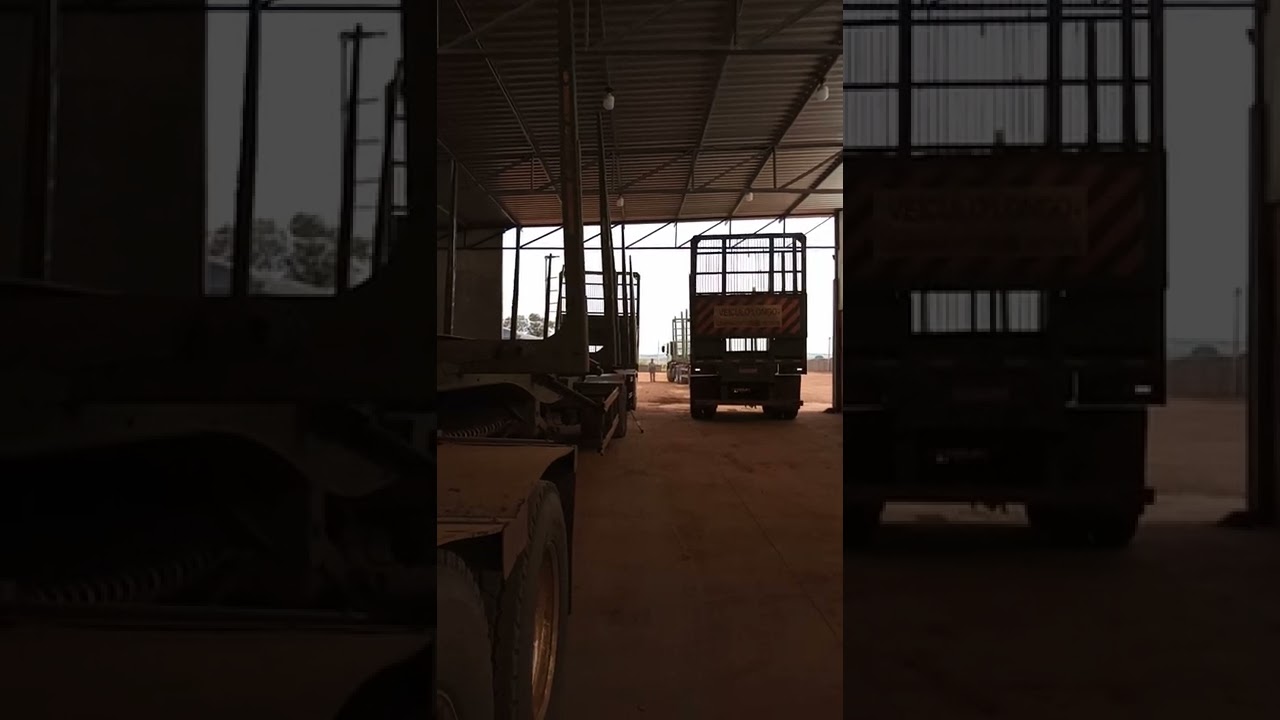 caminh&atilde;o tritrem madeira sendo colocado de r&eacute; na oficina