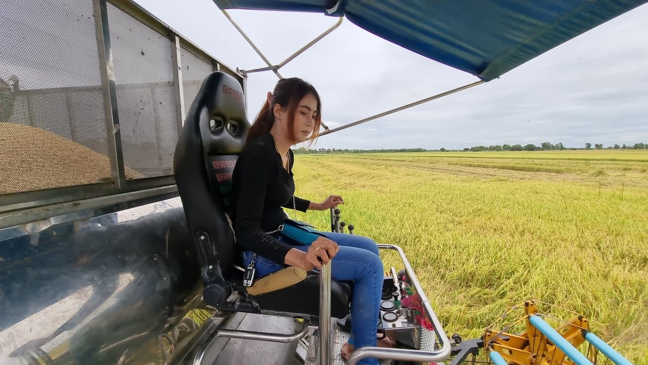 สาวสวยขับรถเกี่ยว​ ระดับเจ๊เจ้าของรถ6คัน